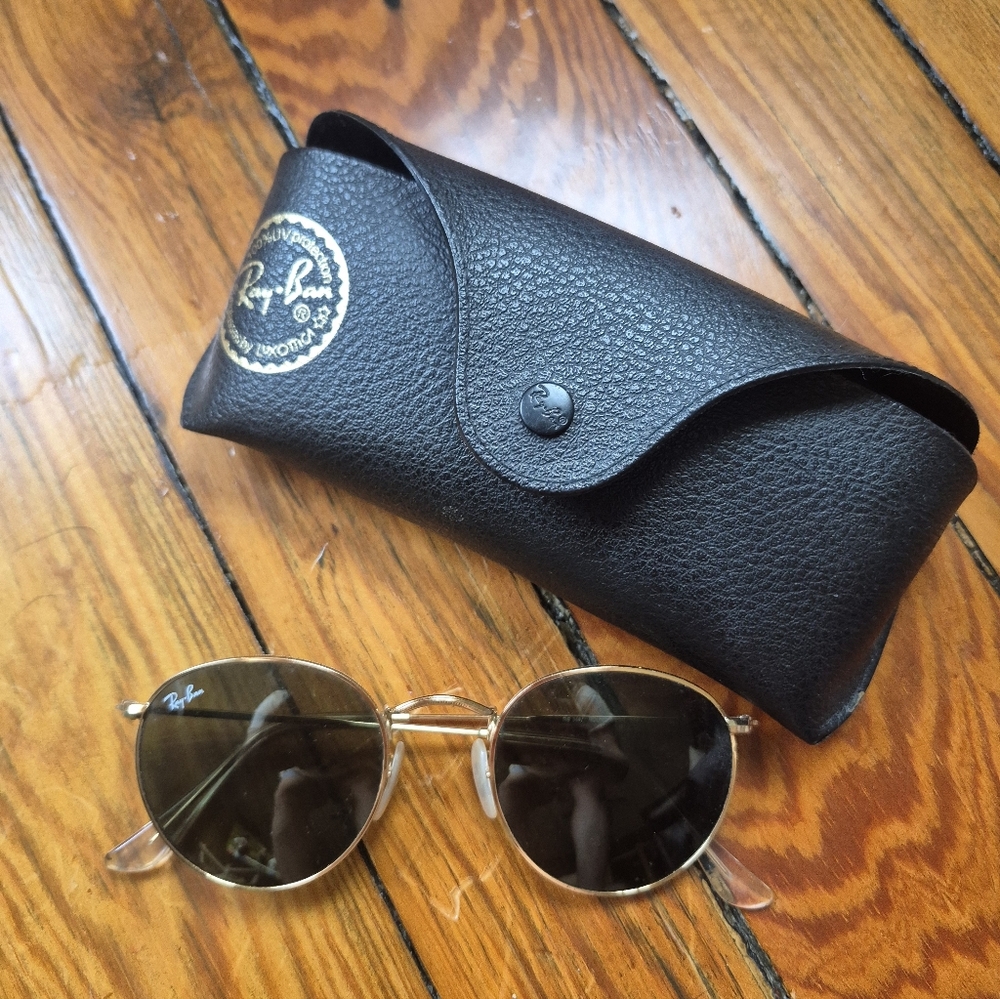 Ray-Ban Round Metal Sunglasses in Gold with Dark Lenses